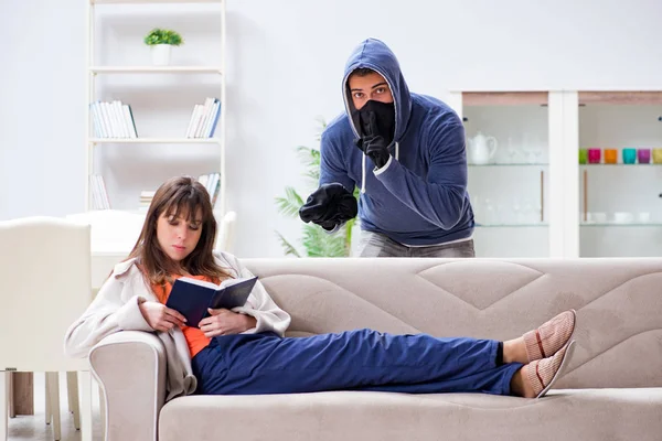 Hombre armado agrediendo a una joven en casa — Foto de Stock