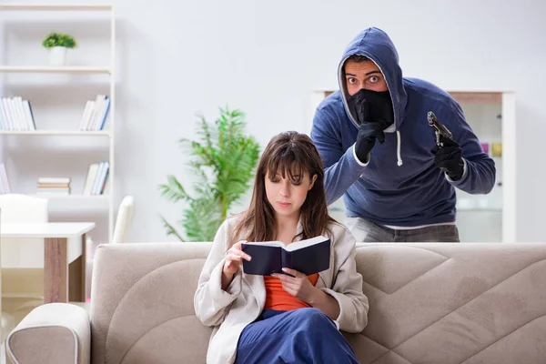 Bewaffneter Mann überfällt junge Frau zu Hause — Stockfoto