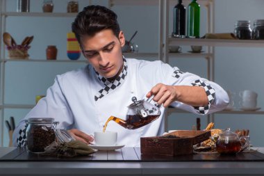 Çay uzmanı bir bardak içki hazırlıyor.