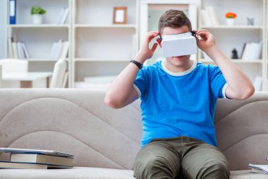 Sanal gerçeklik gözlüklü genç adam.