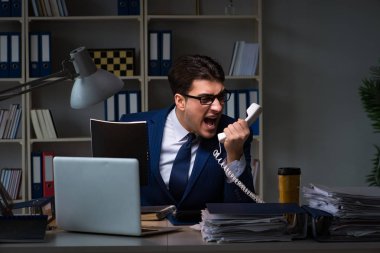 İşçi önemli bir teslimatı bitirmek için geç saatlere kadar çalışıyor.