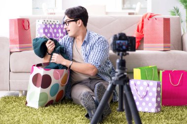Vlog için erkek moda blogcusu kayıt videosu