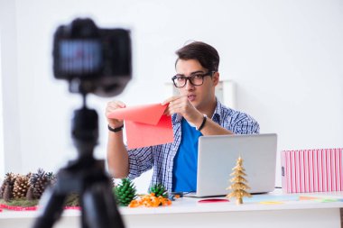 Kağıt dekorasyonu yapan video blogger kaydı