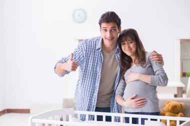 Genç ebeveynler ilk bebeklerini bekliyorlar.