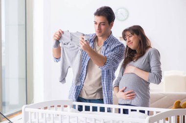 Genç ebeveynler ilk bebeklerini bekliyorlar.