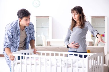 Genç ebeveynler ilk bebeklerini bekliyorlar.