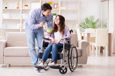 Genç bir aile birbirine göz kulak oluyor.