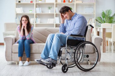 Tekerlekli sandalyedeki çaresiz kişi