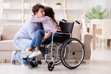 Genç bir aile birbirine göz kulak oluyor.