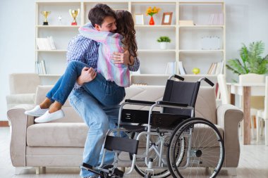 Genç bir aile birbirine göz kulak oluyor.