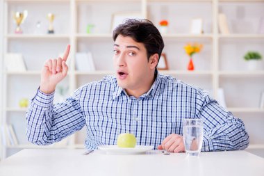 Kilo vermek için özel diyet programındaki adam