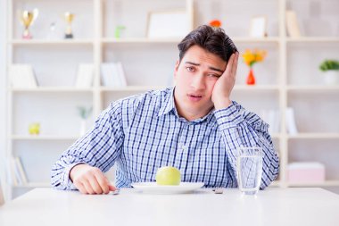 Kilo vermek için özel diyet programındaki adam