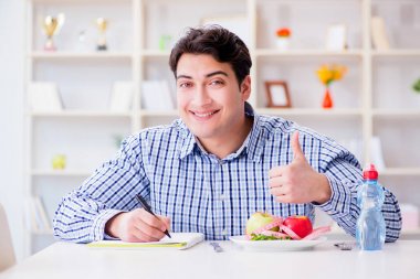 Kilo vermek için özel diyet programındaki adam