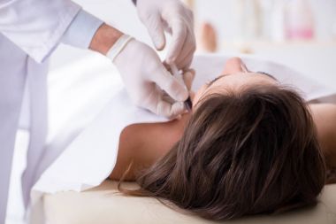 Polis morgdaki cesedi inceliyor.