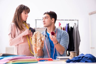 Atölyede erkek terzi ve bayan öğrenci.