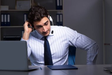 Gece vardiyasında yorgun ve bitkin bir yardımcı operatör.