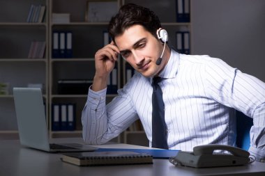 Gece vardiyasında yorgun ve bitkin bir yardımcı operatör.