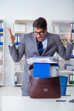 Onu eve götürmek için çok çalışan bir işçi.