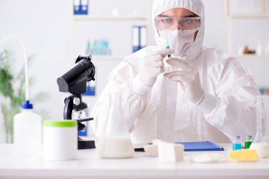 Gıda bilimci laboratuvarda yeni şeyler test ediyor.