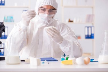 Gıda bilimci laboratuvarda yeni şeyler test ediyor.