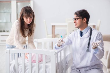 Doktor genç anneye açıklama yapıyor. 