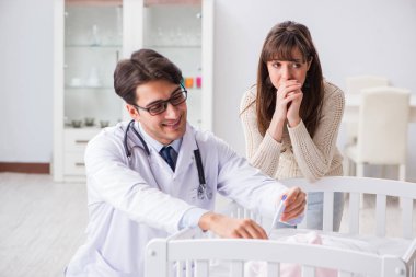 Doktor genç anneye açıklama yapıyor. 