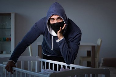 İnsan çocuk ticareti konseptinde bebek hırsızlığı