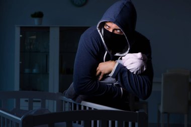 İnsan çocuk ticareti konseptinde bebek hırsızlığı
