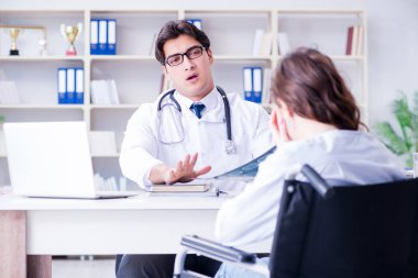 Doktorun hastaya laboratuvar sonuçlarını anlatması cesaret kırıcı.