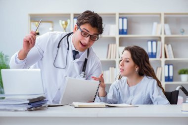 Hüsrana düzenli muayene için erkek doktoru ziyaret eden kadın hasta.