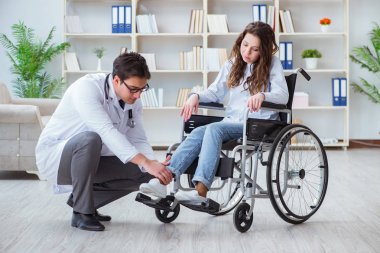 Tekerlekli sandalyedeki hasta düzenli kontrol için doktoru ziyaret ediyor.