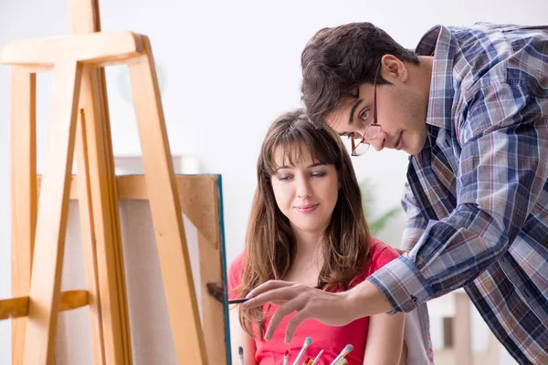 Artista estudiante de coaching en clase de pintura en estudio — Foto de Stock