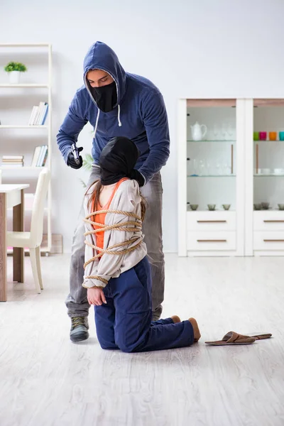 Bewaffneter Mann überfällt junge Frau zu Hause — Stockfoto