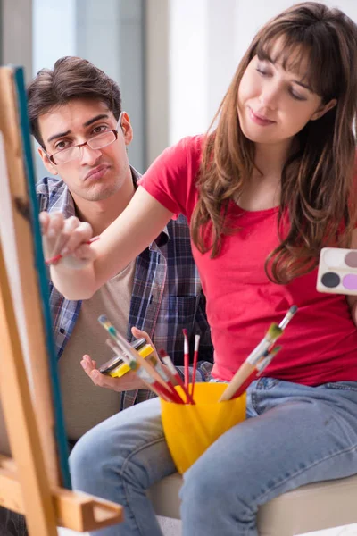 Artista estudiante de coaching en clase de pintura en estudio — Foto de Stock