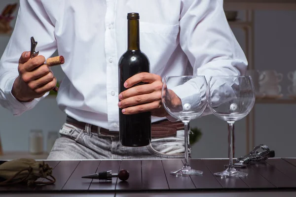 Vinho de degustação sommelier profissional em restaurante — Fotografia de Stock