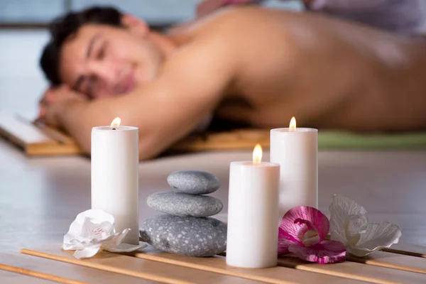 Jovem homem bonito durante o procedimento de spa — Fotografia de Stock