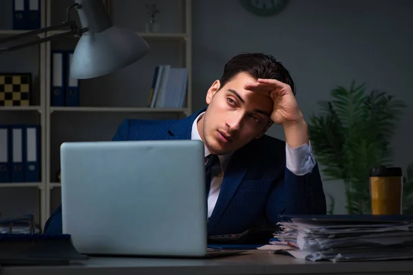Pracownik pracuje do późna, aby zakończyć ważne zadanie do wykonania — Zdjęcie stockowe