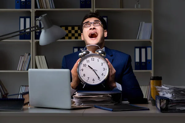 Empregado ficar até tarde para terminar os trabalhos de auditoria — Fotografia de Stock