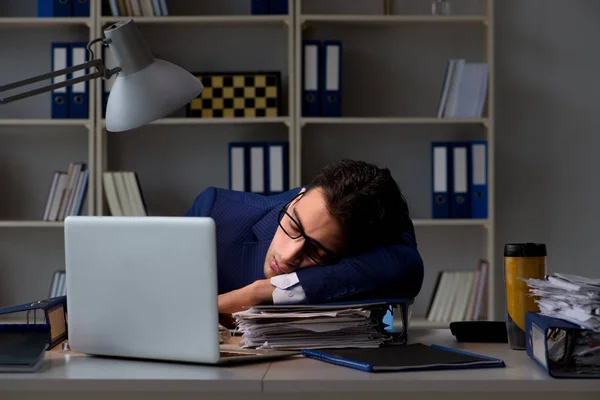 Empresario cansado y durmiendo en la oficina después de horas extras —  Fotos de Stock