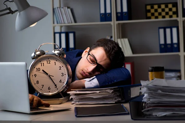 Geschäftsmann schläft stundenlang im Büro ein — Stockfoto