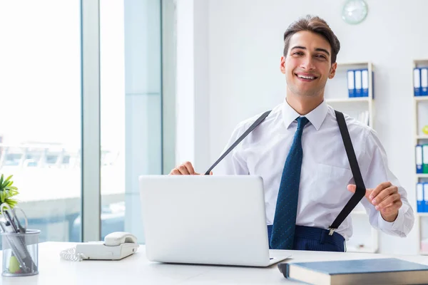 Giovane uomo d'affari elegante che lavora in ufficio — Foto Stock