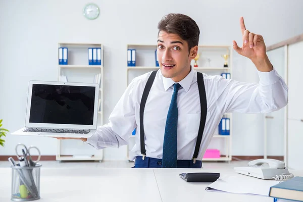 Junger stilvoller Geschäftsmann arbeitet im Büro — Stockfoto