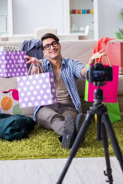 Hombre bloguero de moda grabación de vídeo para vlog —  Fotos de Stock