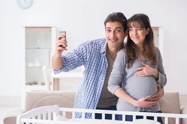 Unga föräldrar väntar sitt första barn — Stockfoto