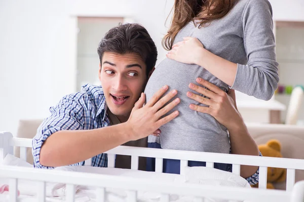 Jovens pais esperando seu primeiro bebê — Fotografia de Stock