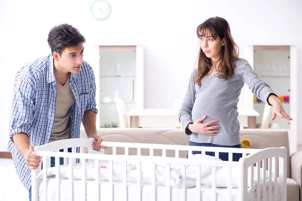 Les jeunes parents attendent leur premier bébé — Photo