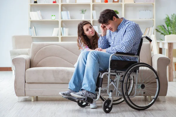 Wanhopige gehandicapte in een rolstoel — Stockfoto