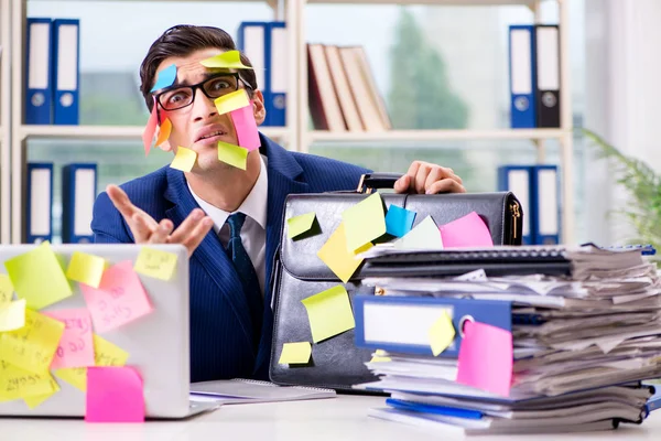 Empresario con notas recordatorias en concepto multitarea — Foto de Stock