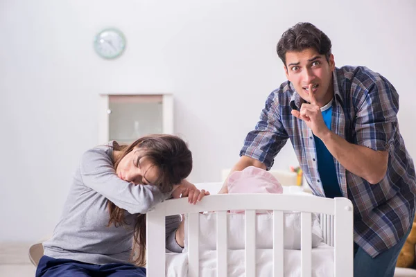 Junger Vater kann Baby-Weinen nicht ertragen — Stockfoto