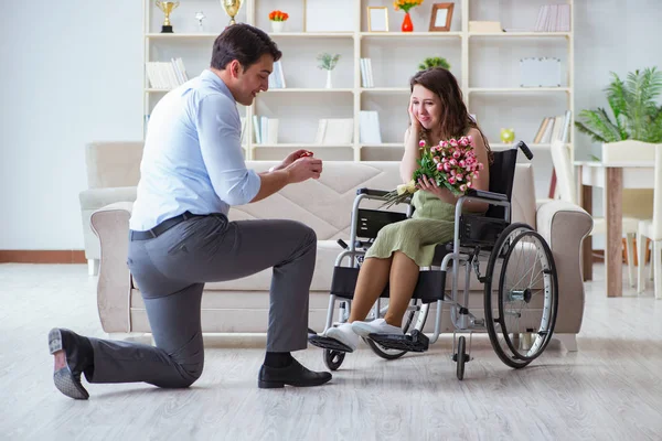 휘일 체어 를 탄 장애인 여자에게 결혼 신청을 하는 남자 — 스톡 사진